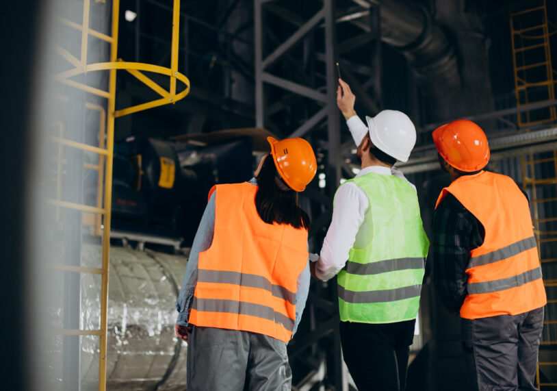 personas con casco en la obra